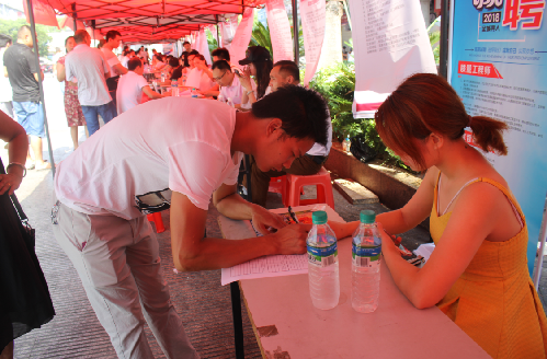 江西宜春：袁州區(qū)舉辦高校畢業(yè)生暨園區(qū)企業(yè)用工對(duì)接招聘會(huì)