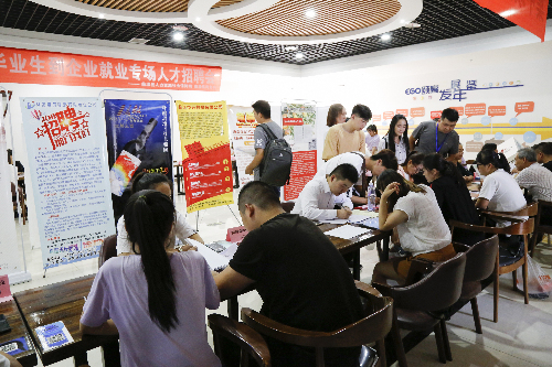 甘肅省臨澤縣舉辦引導(dǎo)高校畢業(yè)生到企業(yè)就業(yè)專場招聘會