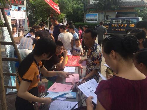 四川宜賓：南溪區(qū)舉辦工業(yè)+扶貧2018年“以業(yè)興區(qū)”企業(yè)專場暨就業(yè)扶貧招聘會