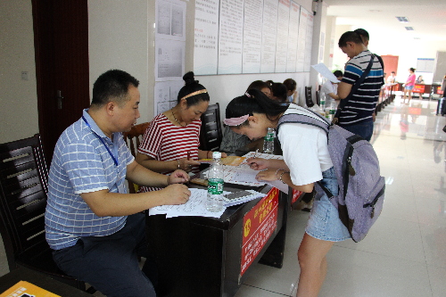 四川省射洪縣就業(yè)局成功舉辦2018年高校畢業(yè)生專場招聘會