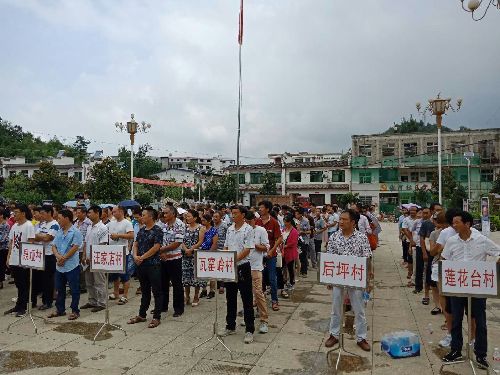 陜西省商南縣第六場(chǎng)溧商勞務(wù)轉(zhuǎn)移招聘會(huì)在湘河鎮(zhèn)舉行