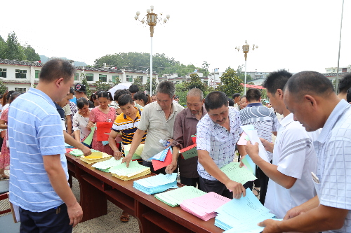 陜西省商南縣第六場(chǎng)溧商勞務(wù)轉(zhuǎn)移招聘會(huì)在湘河鎮(zhèn)舉行