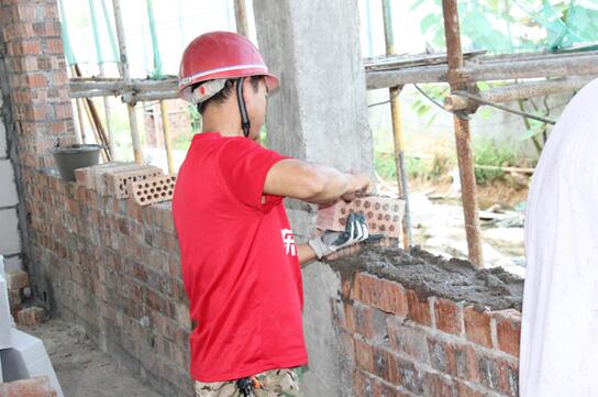 一技在手 脫貧無憂——江西省信州區(qū)91名貧困勞動力參加砌筑工考評