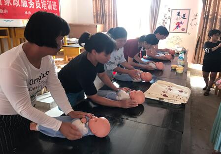 江西南康：橫寨鄉(xiāng)貧困婦女在家門口學(xué)技能