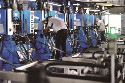 江蘇省海安市幫助當(dāng)?shù)剞r(nóng)民在“家門口”就業(yè)