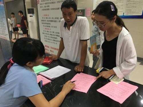 工作人員答疑解惑